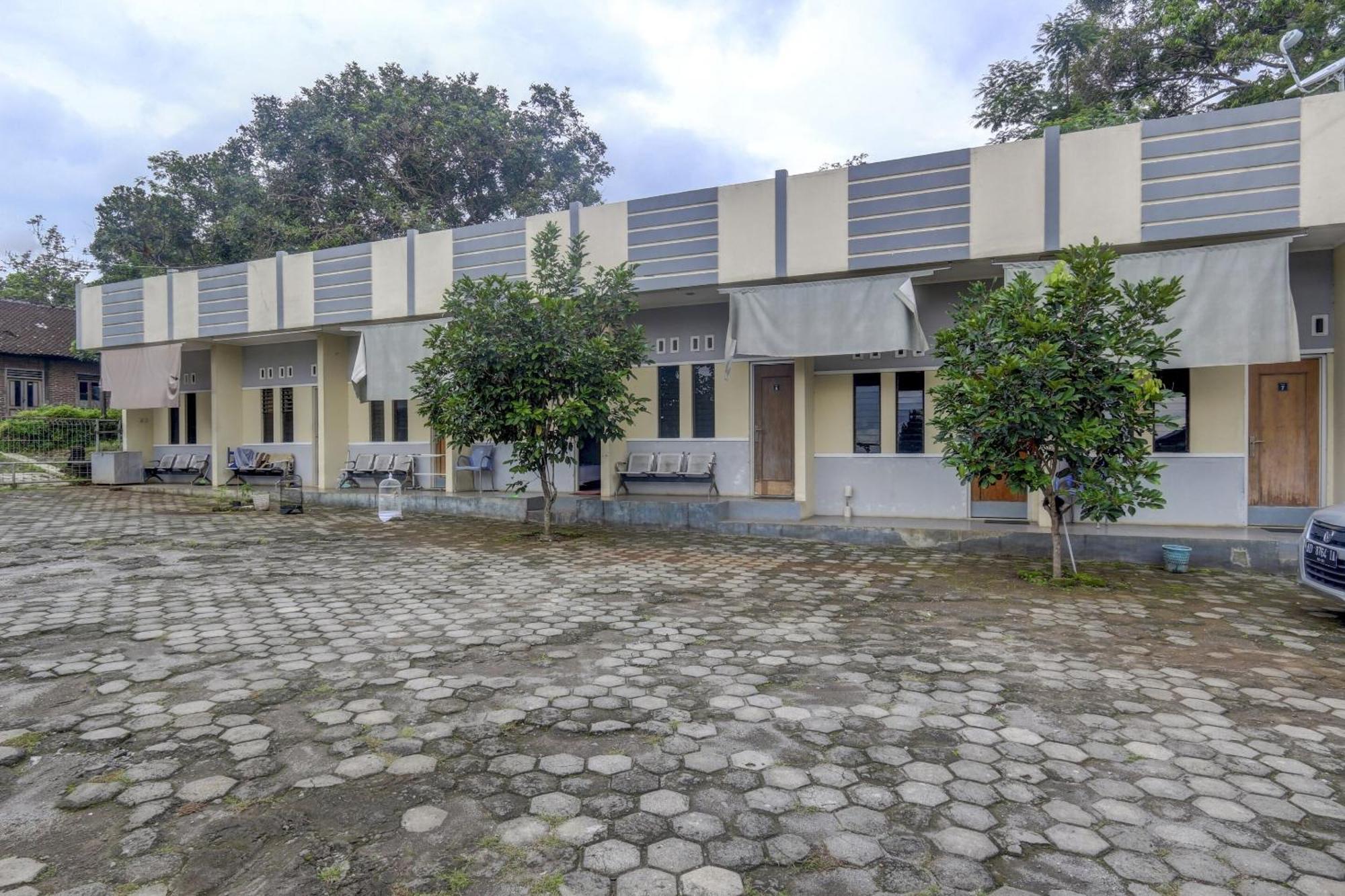 Oyo Life 90159 Puri Asoka Guest House Semarang Eksteriør bilde