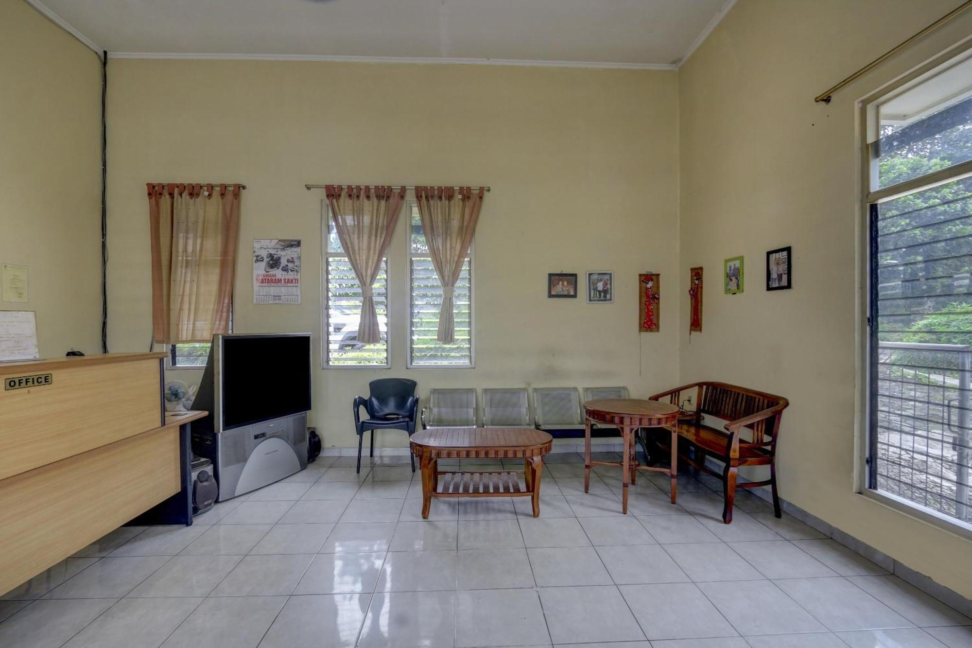 Oyo Life 90159 Puri Asoka Guest House Semarang Eksteriør bilde