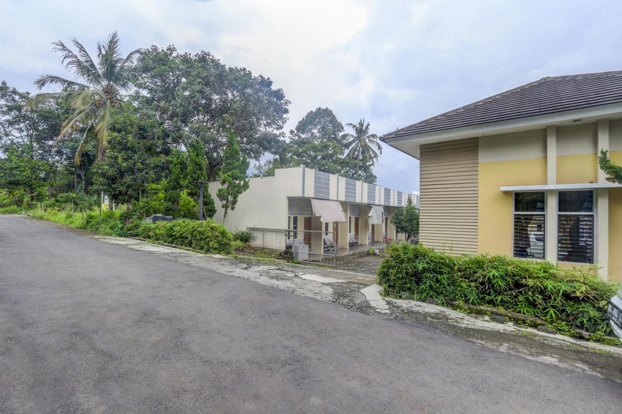 Oyo Life 90159 Puri Asoka Guest House Semarang Eksteriør bilde